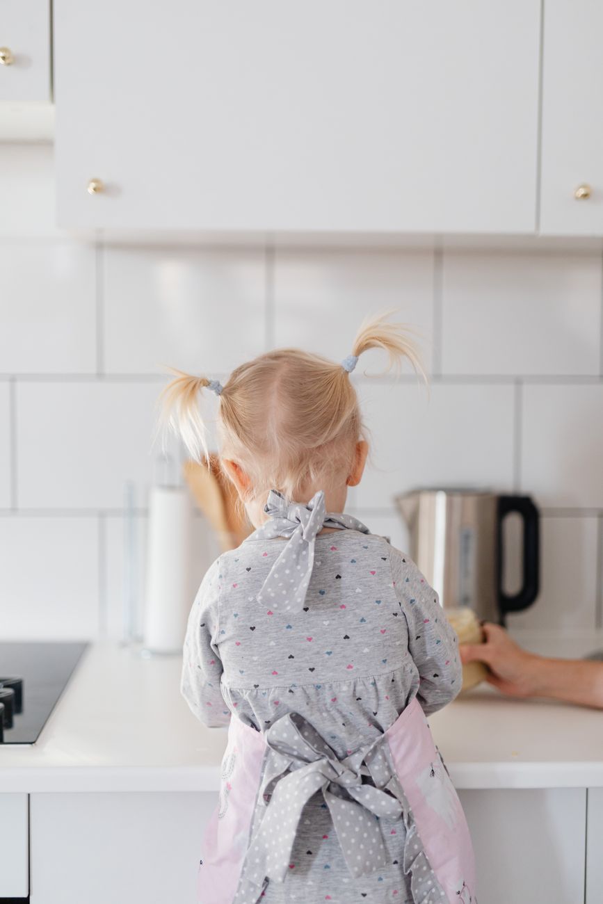 Piccoli aiutanti in cucina: come coinvolgerli senza stress